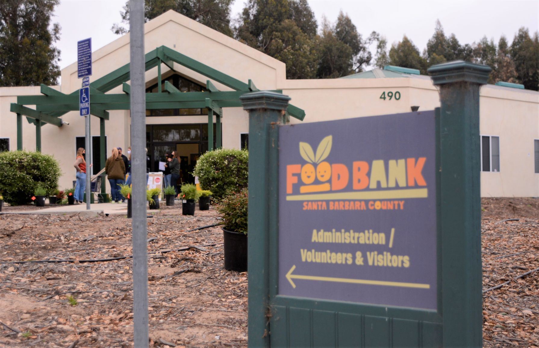 042321-smt-foodbank-4.jpg